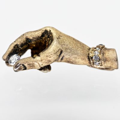 Los Nr. 163 Anhänger „plastische Hand“ mit Farbsteinbesatz, Goldschmiedearbeit, 21. Jh.