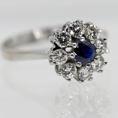 Los Nr. 173 Ring mit Saphir und 8 Brillanten, zus. ca. 0,8 ct, 80er Jahre