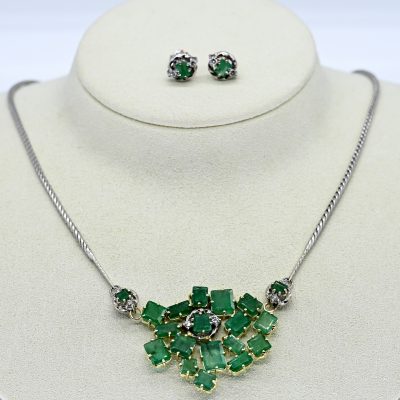 Los Nr. 174 Collier und Paar Ohrstecker mit Smaragd-Besatz und Melée-Brillanten, zus. ca. 0,3 ct, 2. H. 20. Jh