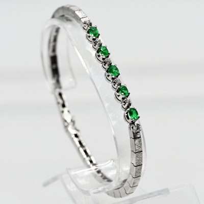 Los Nr. 175 Streifenarmband mit 5 Smaragd-Doubletten und 6 Melée-Brillanten, zus. ca. 0,17 ct Juwelierarbeit, 80er Jahre