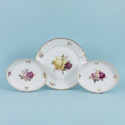 Los Nr. 192 Konvolut 1 große Rundschale und 2 ovale Platten, Form „Rocaille“ mit Rosenblüten Malerei, Friedrich Elias Meyer 1767, KPM Berlin, Ausführung 20. Jh.
