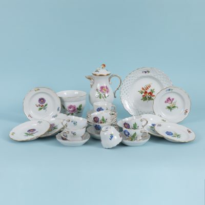 Los Nr. 195 27-teiliges Mokkaservice, Dekor „Blume 2 mitte, bunt, Goldrand“ und „Blume 3 mitte, bunt, Goldrand“, Meissen, 20. Jh.