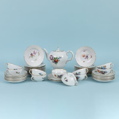 Los Nr. 197 40-teiliges Teeservice, Dekor „Sächsische Blume“, Royal Copenhagen, Dänemark, 20. Jahrhundert