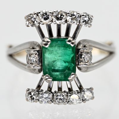 Los Nr. 020 Avantgardistischer Ring mit Smaragd und 14 Brillanten, zus. ca. 0,5 ct, 60er Jahre