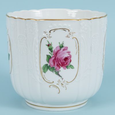 Los Nr. 203 Cachepot mit „Mossrosenmalerei“, Meissen, 1. Wahl, 20. Jh.