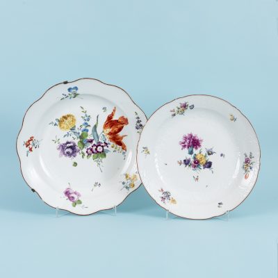 Los Nr. 205 Zwei große antike Wandteller mit Blumendekor, 1. Wahl, Meissen, Marcolini-Periode