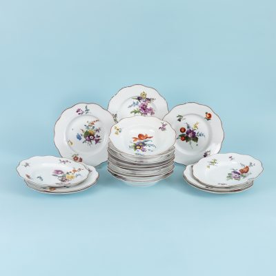 Los Nr. 209 18-teiliges Konvolut tiefe und Speisteller, Blumenbukett- und Streublumendekor, Meissen, 1765–1774