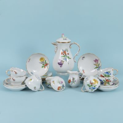 Los Nr. 214 Kaffeeservice für 6 Personen, Form „Neuer Ausschnitt“, Dekor „Blume 3 schräg“, Meissen, 20. Jh.