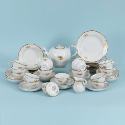 Los Nr. 216 Tee- und Kaffeeensemble für bis zu 8 Personen, Form „Neumarseille“, Dekor „Goldzweig mit Goldzahnkante“, I. Wahl, Meissen, 20. Jh.