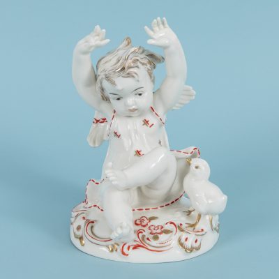 Los Nr. 217 Porzellanfigur „Engerl mit Küken“, Porzellanfabrik Karl Ens, Volkstedt/Rudolstadt, 20. Jh.