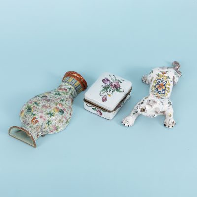 Los Nr. 219 Konvolut Fayence-Vasen und Dose, 20. Jh.