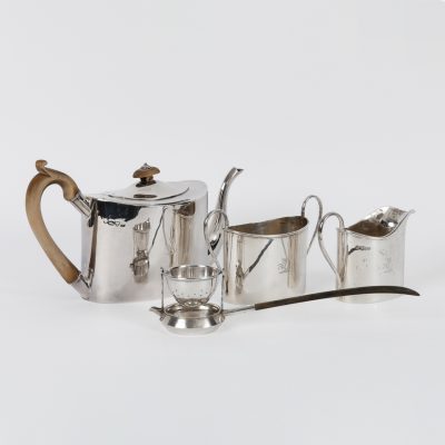 Los Nr. 225 4-teiliges antikes Teeservice, George Nathan & Ridley Hayes, Chester, England, um 1910 und Koch & Bergfeld, Bremen, Mitte 19. Jh.