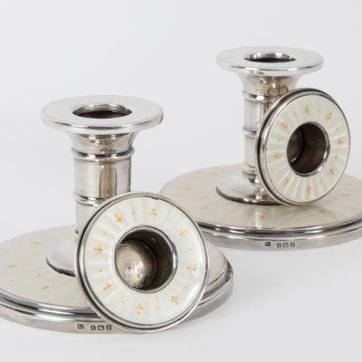 Los Nr. 228 Paar Silberleuchter mit feiner Guilloche-Gravur, Albert Carter, Birmingham, England, 1924