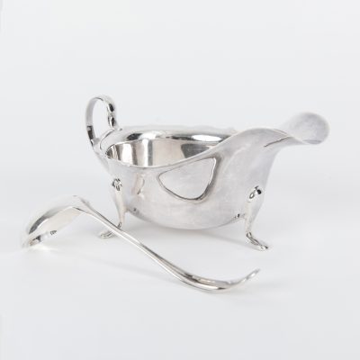 Los Nr. 231 Saucière mit kleinem Schöpflöffel, Viners Ltd, Edward Viner, Sheffield, England, 1937 und 1949