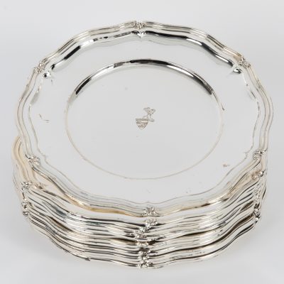 Los Nr. 232 12 silberne Platzteller mit Heraldik, Otto Wolter, Schwäbisch Gmünd, 20. Jh.