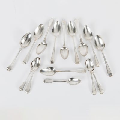 Los Nr. 238 15-teiliges Konvolut verschiedener silberner Dessert- und Teelöffel, London, England, um 1800 – 1890er