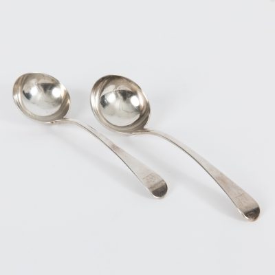 Los Nr. 240 Zwei silberne Saucenlöffel, London, England, 1. Hälfte 19. Jahrhundert