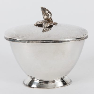 Los Nr. 245 Silberne Deckeldose mit Blumenbekrönung, Deutschland, 20. Jh.