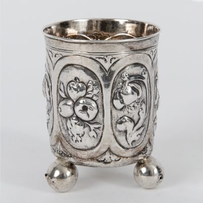 Los Nr. 255 Kugelfußbecher mit reliefiertem Obst- und Floraldekor, 19. Jahrhundert