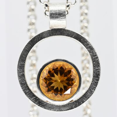 Los Nr. 025 Moderner Anhänger mit Citrin an Erbsenkette, Goldschmiedearbeit, N. M., 21. Jh.