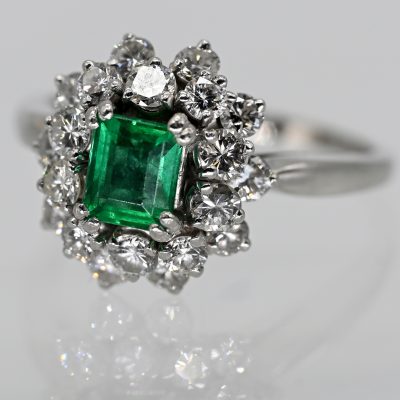 Los Nr. 026 Ring mit Smaragd ca. 0,6 ct und 20 Brillanten, zus. ca. 1,2 ct, Juwelier Kern, 80er Jahre