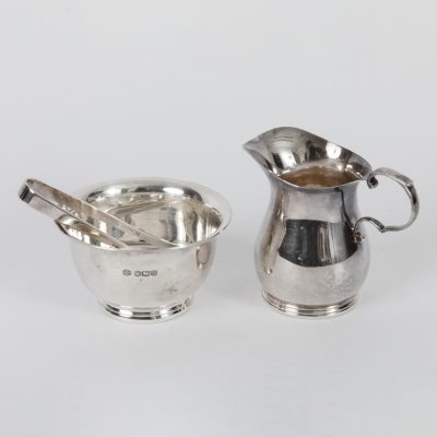 Los Nr. 262 3-tlg. Konvolut Rahmgießer, Zuckerschälchen und -Zange, u. a. William Hutton & Sons Ltd., Sheffield, 1. H. 20. Jh.