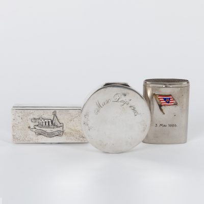 Los Nr. 263 3-teiliges Konvolut Silberetuis mit Marinedekor, 19. und 20. Jh.