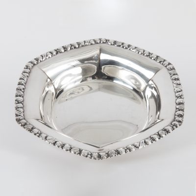 Los Nr. 265 Silberne hexagonale Anbietschale, Gottlieb Kurz, Schwäbisch Gmünd, 20. Jh.