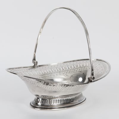 Los Nr. 268 Große, silberne Henkelschale, Walker & Hall, Sheffield, England, versch. Epochen