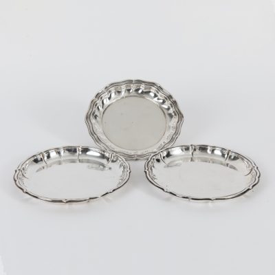 Los Nr. 269 Drei versch. silberne Untersetzer, Otto Wolter, Schwäbisch Gmünd, und Koch & Bergfeld, Bremen, 20. Jh.