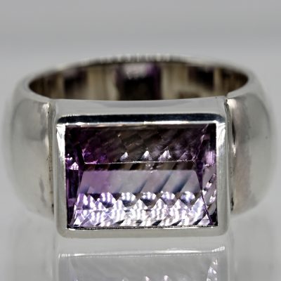 Los Nr. 027 Breiter Ring mit Amethyst im Millennium-Schliff, Goldschmiedearbeit N. M., 21. Jh.