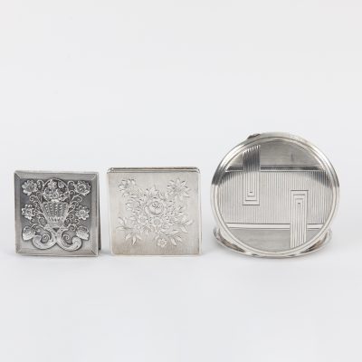 Los Nr. 272 3 verschiedene silberne Schminketuis, 20. Jahrhundert