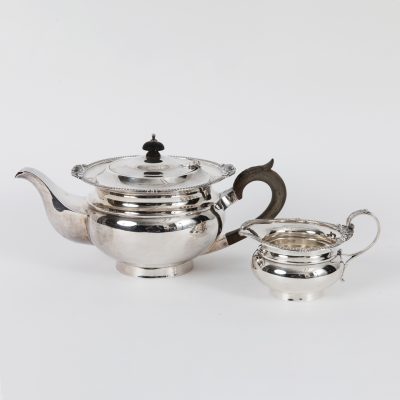 Los Nr. 277 Silberne Teekanne mit Rahmgießer, S. W. Smith & Co., London, England, 1913