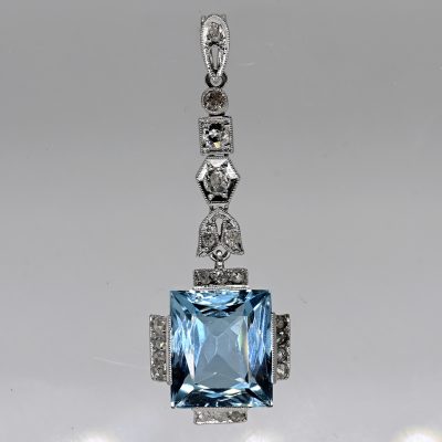 Los Nr. 028 Anhänger mit hellblauem Farbstein und ca. 20 Melée- und Altschliff-Diamanten, Art-Déco Stil