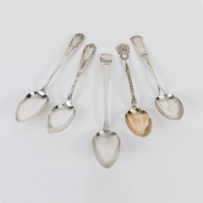 Los Nr. 287 5 verschiedene gravierte silberne Auffülllöffel, um 1900