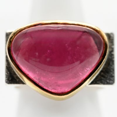 Los Nr. 029 Avantgardistischer Ring mit rosafarbenem Turmalin, Goldschmiedearbeit, N. M., 21. Jh.