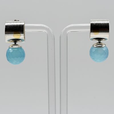 Los Nr. 030 Paar Ohrstecker mit facettierten Calcedon-Kugeln, Goldschmiedearbeit, N. M., 21. Jh.