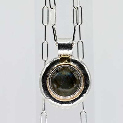 Los Nr. 032 Avantgardistischer Anhänger mit Labradorit an feinem Silbercollier, Goldschmiedearbeit, N. M., 21. Jh.