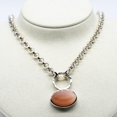 Los Nr. 033 Anhänger mit rosafarbenem Mondstein an Ösenkette, Goldschmiedearbeit, N. M., 21. Jh.