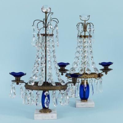 Los Nr. 333 Paar Tischleuchter mit Kristallbehang, im gustavianischen Stil, Schweden, 20. Jh.