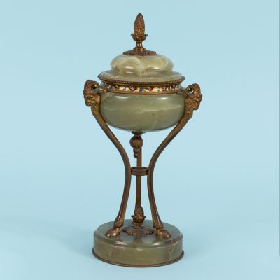 Los Nr. 337 Ziergefäß aus grünem Onyx, Messingbronze und polychrome Cloisonné, 1. Hälfte 20. Jh.