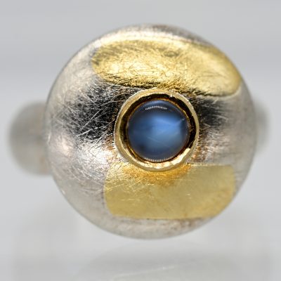 Los Nr. 036 Avantgardistischer Ring mit Goldelementen und kleinem Mondstein, Goldschmiedearbeit N. M., 21. Jh.