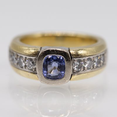 Los Nr. 042 Bandring mit Ceylon-Saphir ca. 1,08 ct und 8 Brillanten, zus. ca. 0,48 ct, Goldschmiedearbeit, 1990er Jahre