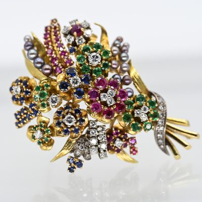 Los Nr. 048 Prunkvolle Blumenbouquet-Brosche mit reichhaltigem Saphir-, Rubin-, Smaragd-Besatz, gefassten Akoya-Perlen und ca. 42 Brillanten, zus. ca. 1,4 ct, Juwelierarbeit, 80er Jahre
