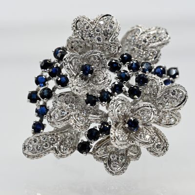 Los Nr. 050 Große Blütenbrosche mit 28 Saphiren und ca. 100 Brillanten, zus. ca. 3,5 ct, Juwelierarbeit, 80er Jahre