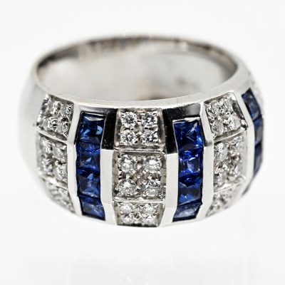 Los Nr. 051 Breiter, massiver Bandring mit 12 Saphir-Carrées und 48 Melée-Brillanten, zus. ca. 0,7 ct, 21. Jh.