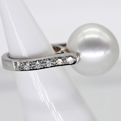 Los Nr. 052 Massiver Cocktailring mit großer Südsee-Perle und 12 Brillanten, zus. ca. 1,1 ct, Juwelierarbeit, 21. Jh.