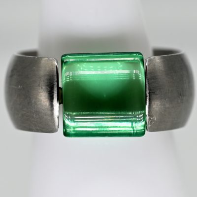 Los Nr. 055 Moderner Ring mit hellgrünem Farbstein, 21. Jahrhundert