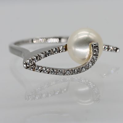 Los Nr. 057 Avantgardistischer Ring mit Akoya-Perle und 18 Melée-Brillanten, Juwelierarbeit, 20. Jh.