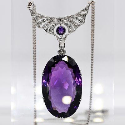 Los Nr. 060 Großer Amethyst-Anhänger mit ca. 31 Diamanten besetzter Bekrönung, Collierkette und Verschluss, Marriage aus verschiedenen Epochen